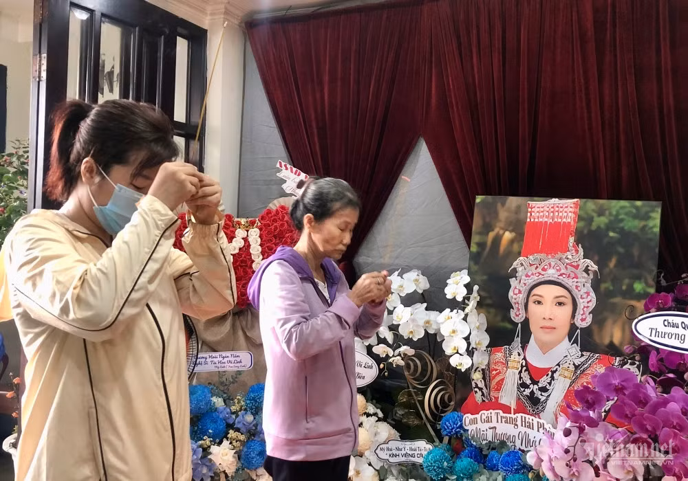 Nhiều khán giả đến thắp hương cố nghệ sĩ. Nghệ sĩ Hồng Nhung - em gái cố nghệ sĩ và Hồng Phượng không có mặt trong lễ cúng tại nhà.