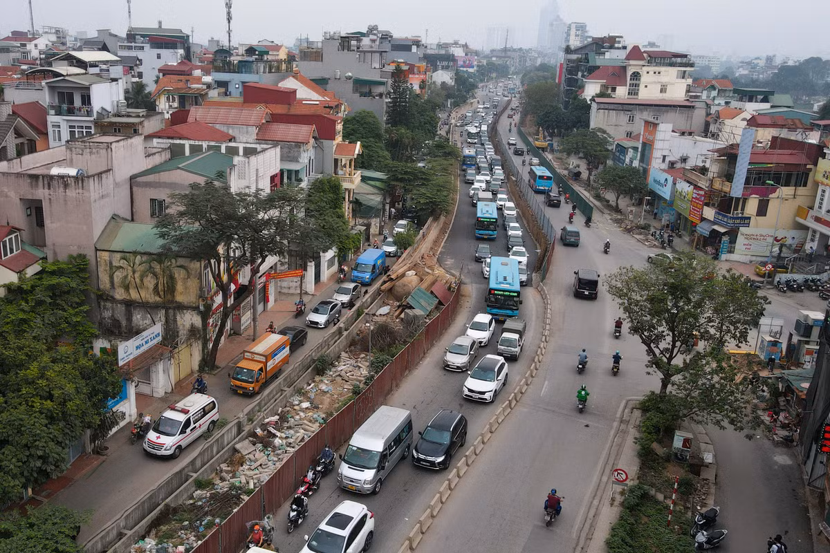 Khoảng 500 m bên trái tuyến kéo dài từ nút giao Âu Cơ - Nghi Tàm tới khu vực ngõ 124 Âu Cơ đã hoàn thành việc hạ cốt đê và thi công nền đường. Khu vực này cũng đã cho xe cộ lưu thông từ sau Tết Quý Mão.