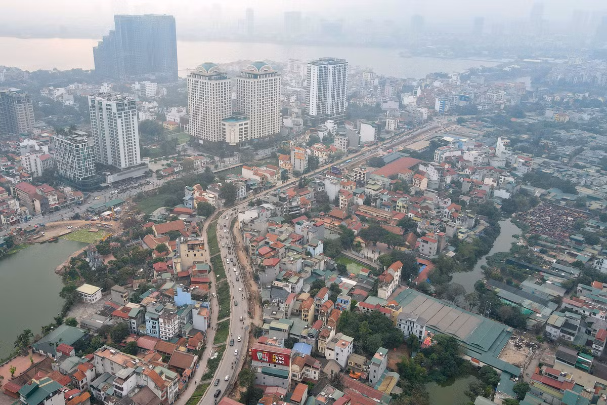 Dự án mở rộng đường Âu Cơ - An Dương Vương có tổng mức đầu tư trên 815 tỷ đồng được UBND Hà Nội xin Thủ tướng thực hiện theo cơ chế đặc thù, cấp bách. Theo quyết định điều chỉnh lần 1 của UBND Hà Nội, dự án phải hoàn thành năm 2020. Tuy nhiên đến nay, dự án vẫn thi công chưa xong và đã trải qua 4 lần điều chỉnh thời hạn. Lần mới đây nhất, công trình này được dự kiến hoàn thành vào đầu năm 2024.