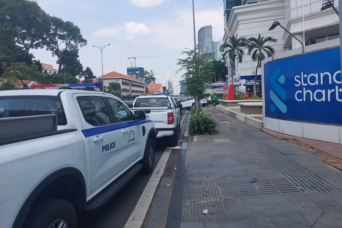 Công ty tài chính Shinhan ở quận 1, TP HCM bị công an kiểm tra - Hình 2 Cong ty tai chinh Shinhan o quan 1, TP HCM bi cong an kiem tra-Hinh-2