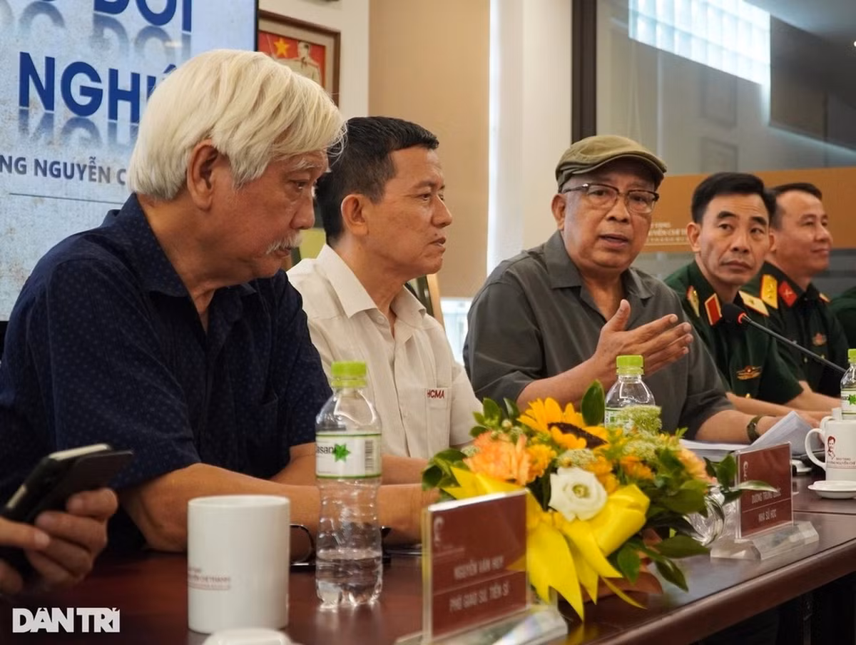 Trong những tháng cuối cùng trước khi từ trần, dù phải chiến đấu với căn bệnh hiểm nghèo, Thượng tướng Nguyễn Chí Vịnh vẫn cố gắng hoàn thành tâm nguyện của mình là xây dựng và cho ra mắt Bảo tàng mang tên cha ông - Đại tướng Nguyễn Chí Thanh (Ảnh: Ngọc Tân). Tư liệu ảnh được cung cấp bởi PGS.TS. Bùi Chí Trung, Phó viện trưởng Viện Báo chí và Truyền thông.