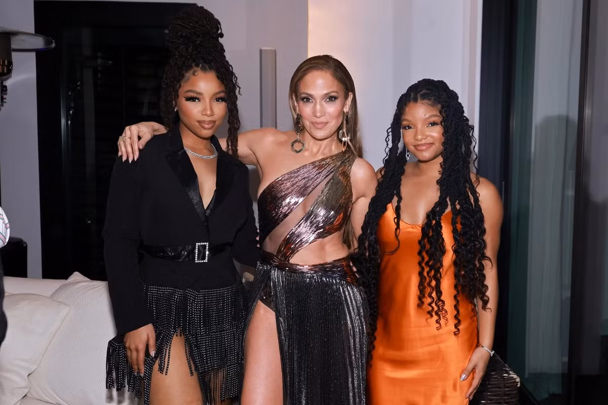 Ca sĩ đọ dáng cùng Chlöe và Halle Bailey (phải) - nữ diễn viên da màu hứng chịu hơn một triệu lượt dislike vì thủ vai nàng tiên cá trong The Little Mermaid. Ảnh: Glamour.