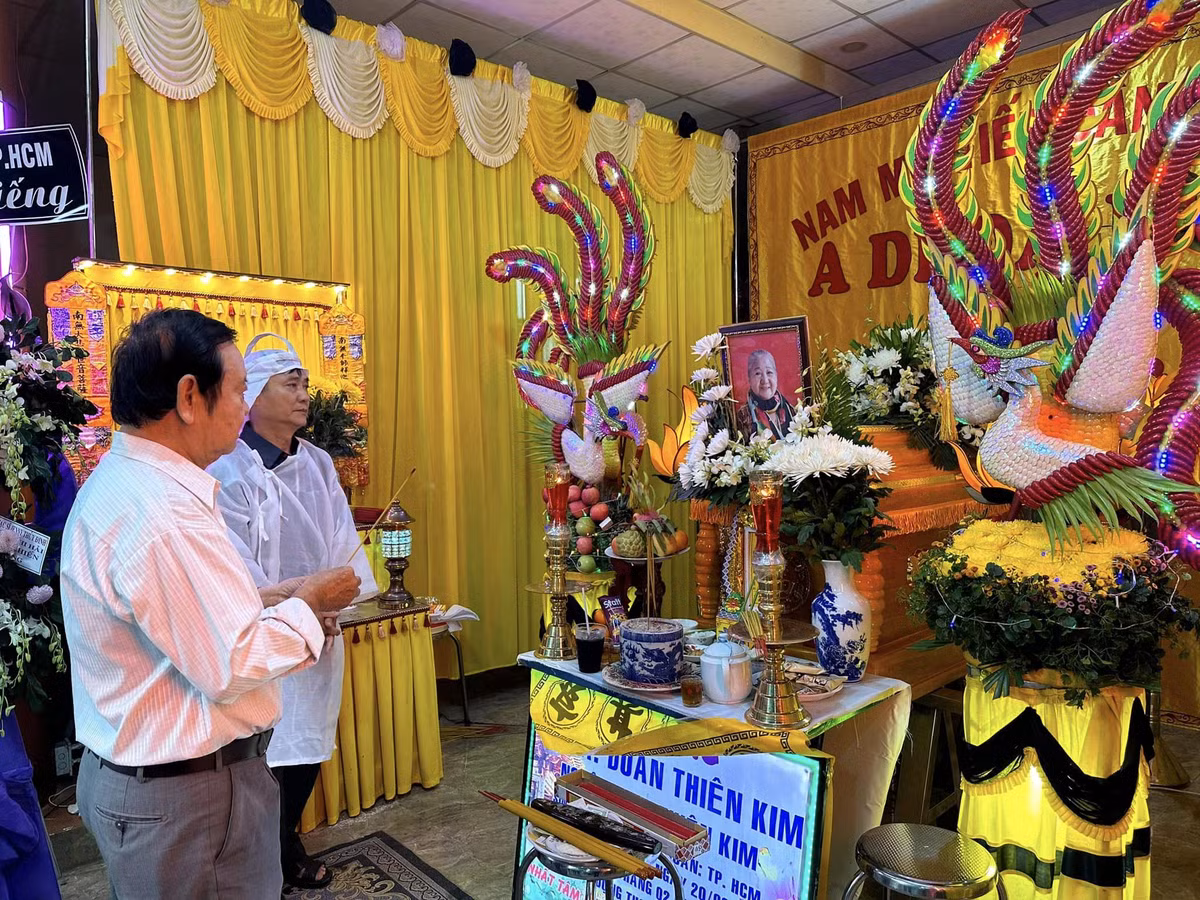 NSND Kim Cương, NSƯT Lê Thiện tiễn biệt nghệ sĩ Thiên Kim - Hình 6 NSND Kim Cuong, NSUT Le Thien tien biet nghe si Thien Kim-Hinh-6
