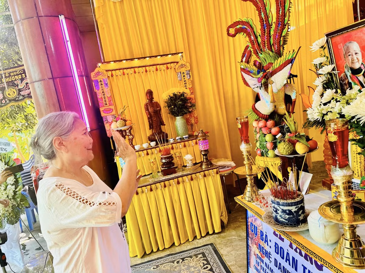 NSND Kim Cương, NSƯT Lê Thiện tiễn biệt nghệ sĩ Thiên Kim - Hình 3 NSND Kim Cuong, NSUT Le Thien tien biet nghe si Thien Kim-Hinh-3