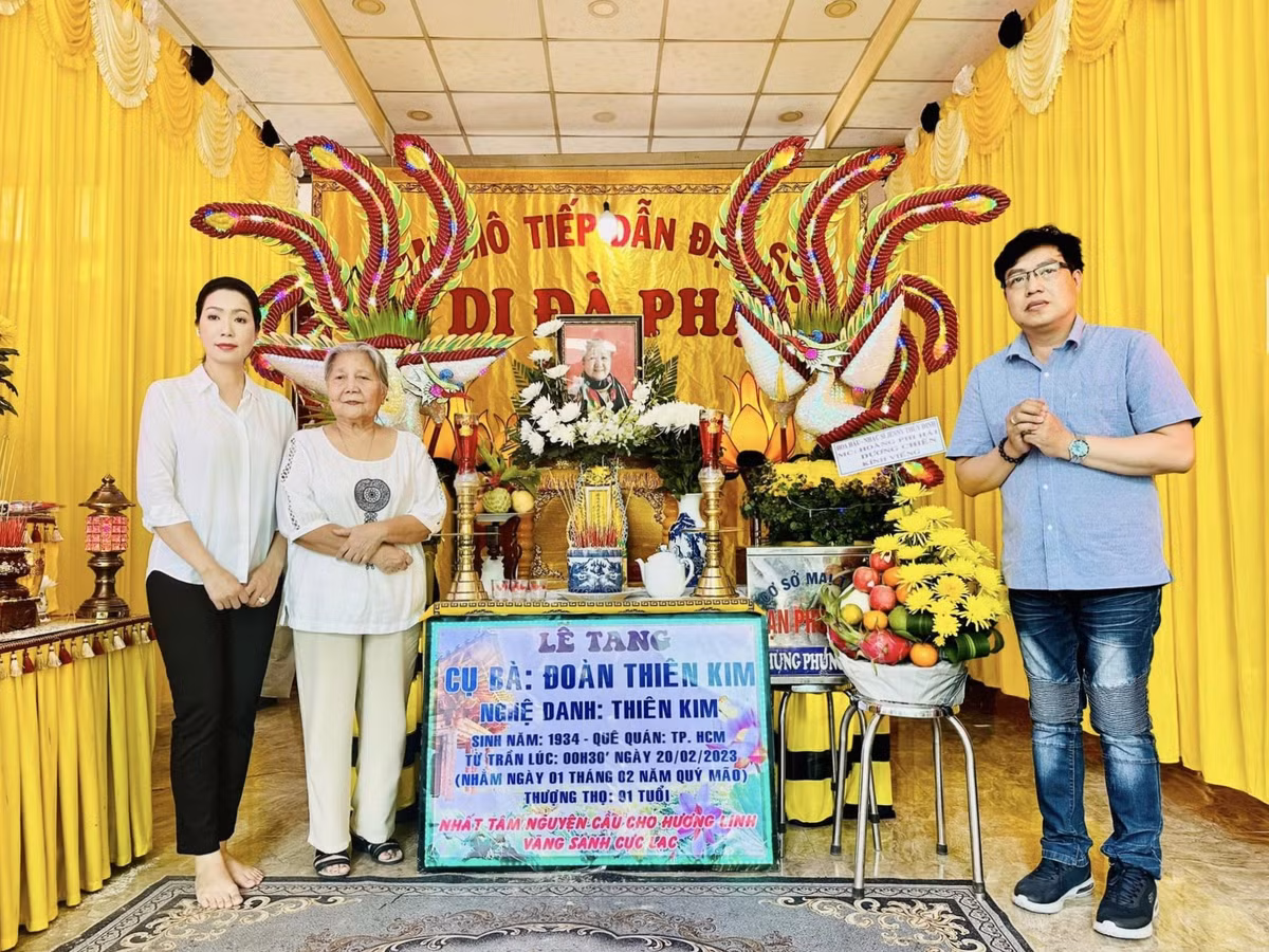 NSND Kim Cương, NSƯT Lê Thiện tiễn biệt nghệ sĩ Thiên Kim - Hình 2 NSND Kim Cuong, NSUT Le Thien tien biet nghe si Thien Kim-Hinh-2