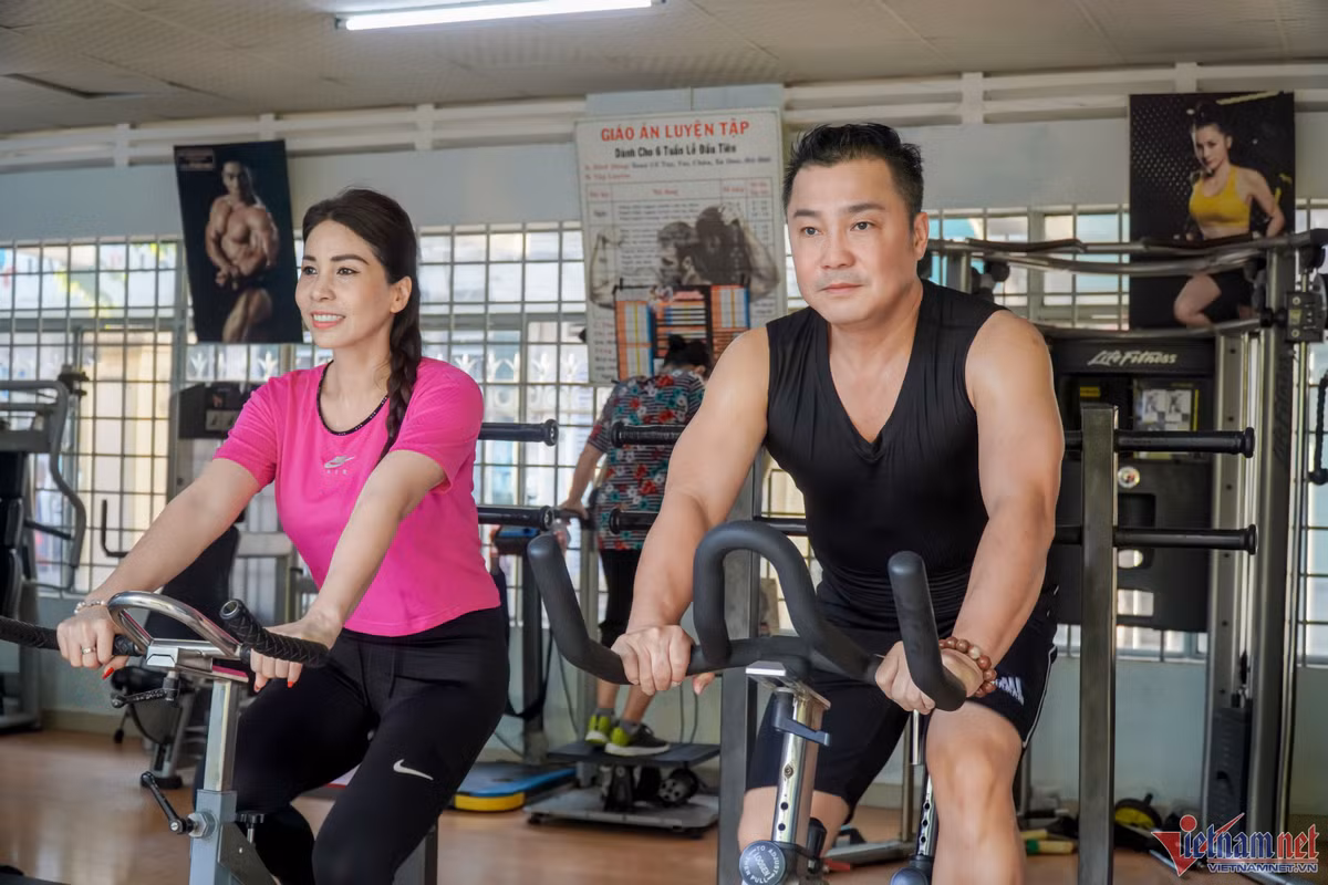 Dù cùng tập tại Trung tâm văn hóa thể thao Tân Bình, hai anh em hiếm khi tập chung vì mỗi người có chế độ tập luyện khác nhau. Lý Hương thường dậy lúc 6h30, tập khoảng 1 tiếng rưỡi mỗi ngày.