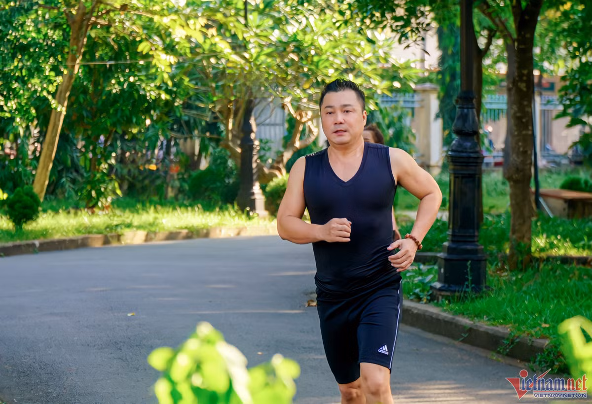 Anh bắt đầu ngày mới bằng việc kết hợp xen kẽ đi bộ, chạy bộ trong hơn 1 tiếng trước khi tập gym.
