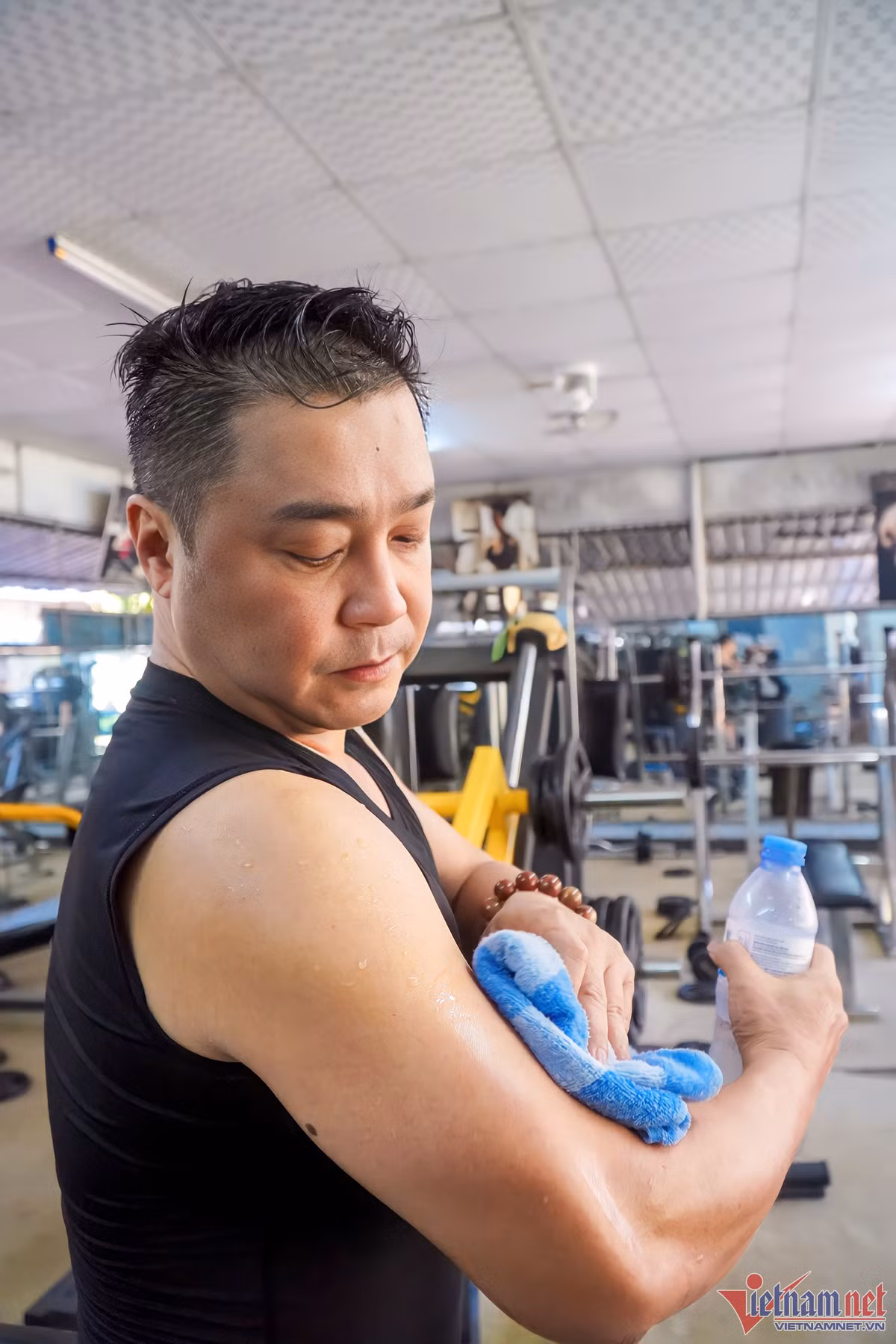 Anh giải thích: "Với tôi, thời gian rất quan trọng. Nhà tôi ngay cạnh Trung tâm văn hóa thể thao Tân Bình, việc di chuyển chỉ mất 30 giây. Phòng gym ở đây có đầy đủ máy móc, thiết bị nên tôi không có nhu cầu đi đâu xa để tập với dịch vụ 5 sao. Tôi muốn dành thời gian tập trung cho công việc".