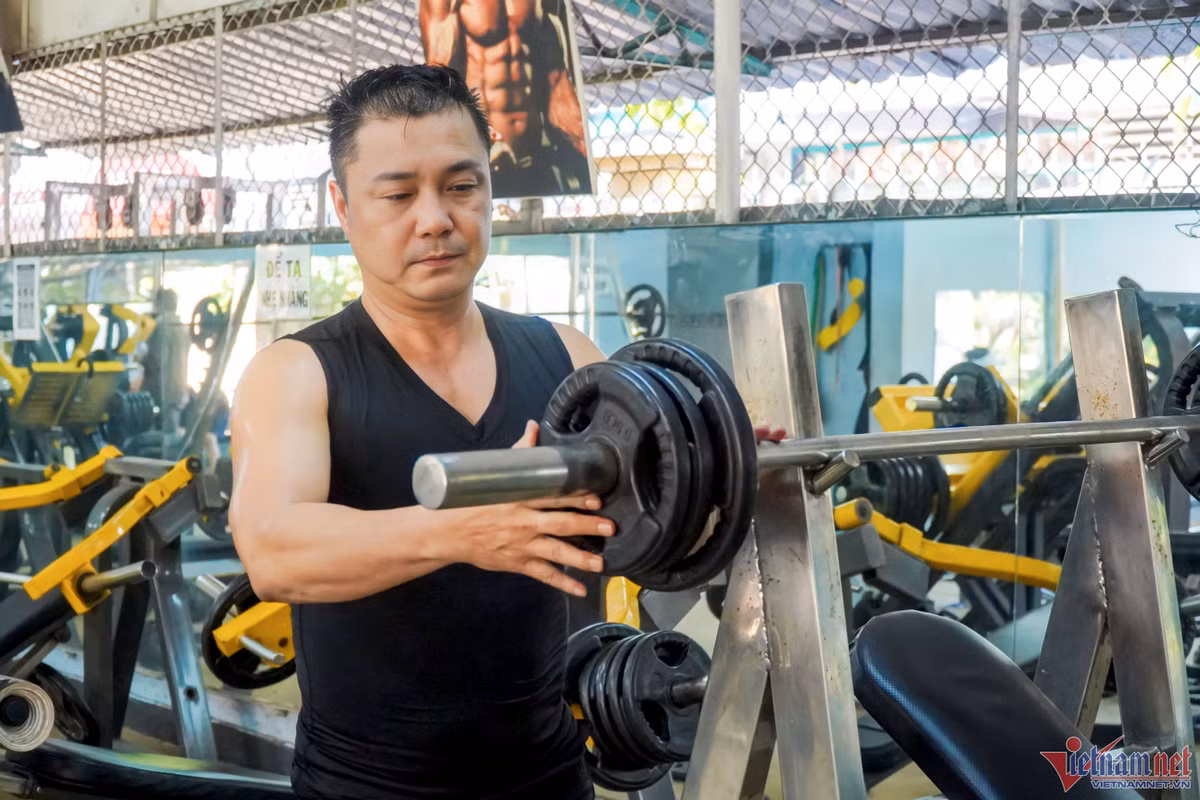 Lý Hùng tập các bài ngực, bụng, chân... chia đều các buổi trong tuần. Ở tuổi 54, tài tử tập gym để giữ gìn sức khỏe. Anh nói: "Tôi muốn giữ cơ thể săn chắc, khỏe mạnh. Tôi không tập gym để thể hiện hay 'độ' 6 múi, cơ bắp cuồn cuộn".