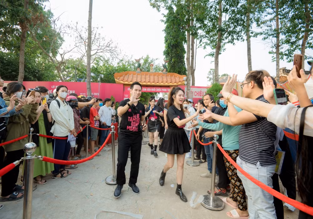 Tối 24/4, Lý Hải cùng ê-kíp phim Lật mặt 6: Tấm vé định mệnh tổ chức buổi chiếu miễn phí tại đình thần Định Yên (Đồng Tháp) - bối cảnh chính của phim. Vợ chồng Lý Hải tổ chức chiếu phim miễn phí tại Đồng Tháp. 