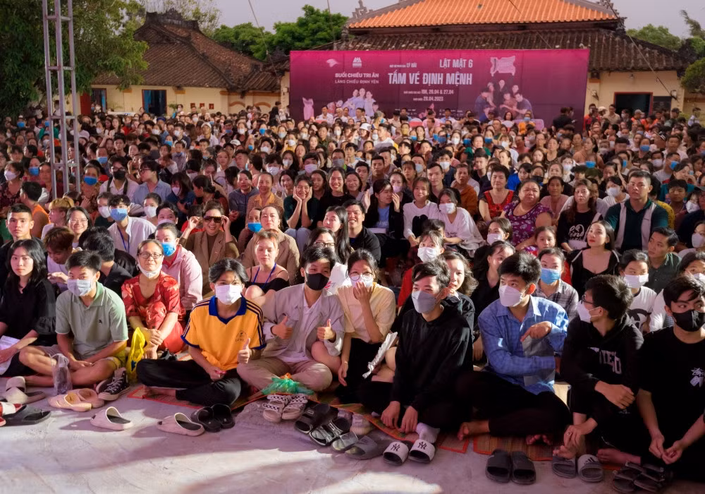Sau buổi chiếu tri ân tại Đồng Tháp, đoàn phim Lật mặt 6 sẽ có buổi công chiếu ở TP.HCM và Hà Nội. Đặc biệt, Lý Hải cũng làm mini show ngoài trời, đánh dấu sự trở lại ca hát sau 8 năm kết hợp ra mắt phim để tri ân khán giả thủ đô.