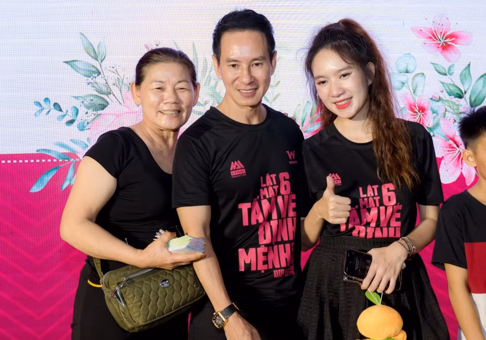“Phim chưa công chiếu nên việc bảo mật phim là rất quan trọng, đặc biệt với số lượng hơn 2000 người như thế là rất khó. Chúng tôi được sự hỗ trợ từ chính quyền địa phương trong việc điều tiết giao thông, giữ an ninh trong suốt quá trình diễn ra buổi chiếu phim”, Minh Hà cho biết.