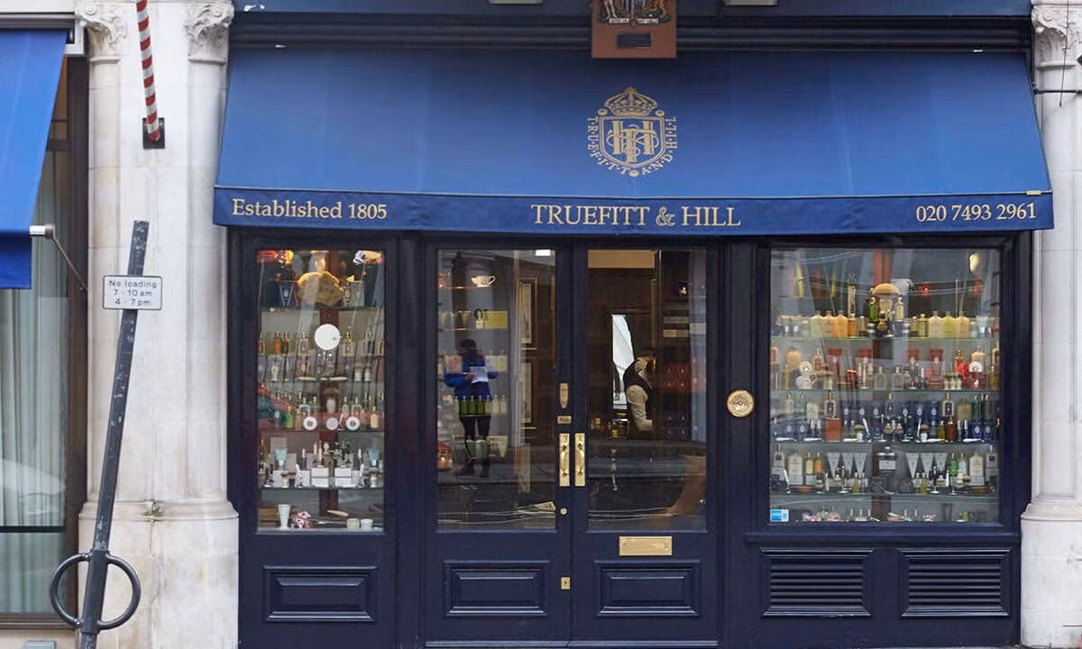 Theo Bloomberg, Truefitt and Hill - một cửa hàng cắt tóc nam ở London - hiện tính giá 110 bảng Anh (tương đương 134 USD) cho 1 lần cắt và tỉa râu mà chưa bao gồm các dịch vụ bổ sung như nhuộm, uốn hay dưỡng. Và đương nhiên là cũng không có đồ uống kèm theo.
