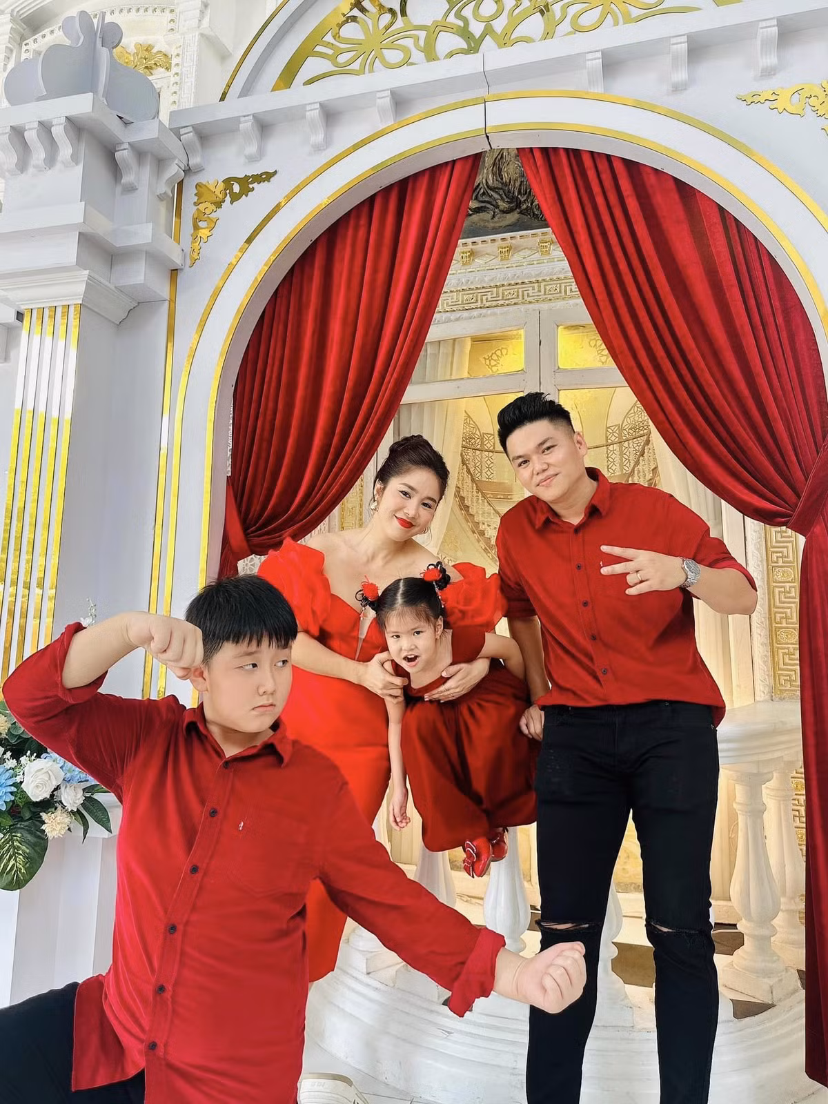 Gia đình diễn viên sao Việt Lê Phương vui vẻ cùng nhau đi ăn cưới.