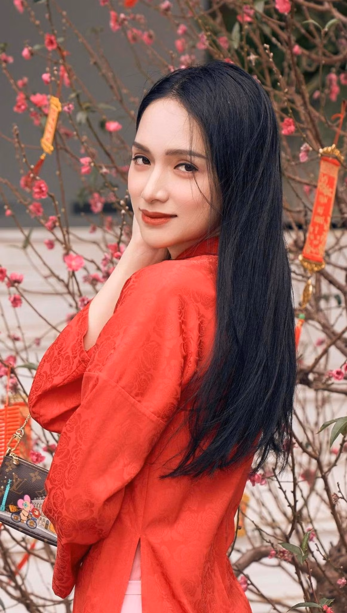 Hoa hậu Hương Giang tươi tắn trong tà áo dài đỏ. Cô hy vọng 2023 là một năm rực rỡ trong công việc và cả tình duyên.