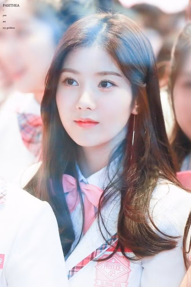 Kwon Eun Bi sinh năm 1995 tại Seoul, Hàn Quốc. Năm 2018, Eun Bi tham gia chương trình truyền hình sống còn Produce 48, phát sóng trên kênh Mnet. Cô vượt qua hàng loạt ứng viên để trở thành một mẩu của nhóm nhạc dự án IZ*ONE và được chọn làm nhóm trưởng. Trước đó, cô từng có thời gian hoạt động nghệ thuật, chủ yếu là vũ công phụ họa cho các nhóm nhạc nữ. Ảnh: Twitter.