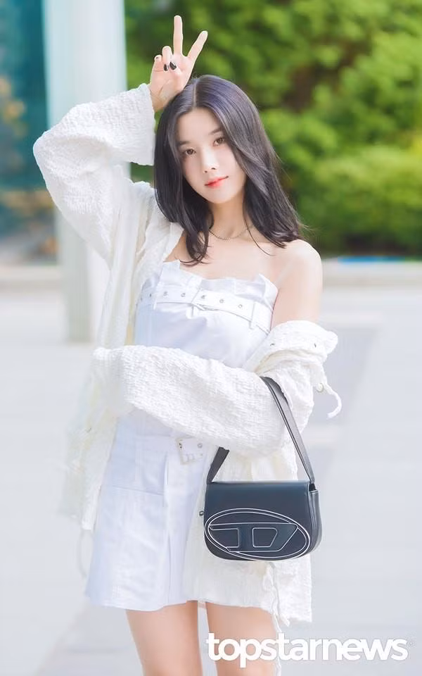 Phong cách đời thường của nữ ca sĩ hướng đến sự trẻ trung, thanh lịch. Khán giả dành lời khen Kwon Eun Bi giữ được phong độ sau thời gian hoạt động cùng IZ*ONE. Dù không vượt trội về thành tích, ca sĩ vẫn có được lượng khán giả ổn định, luôn đồng hành cùng cô từ thời điểm thi Produce 48 đến hiện tại.