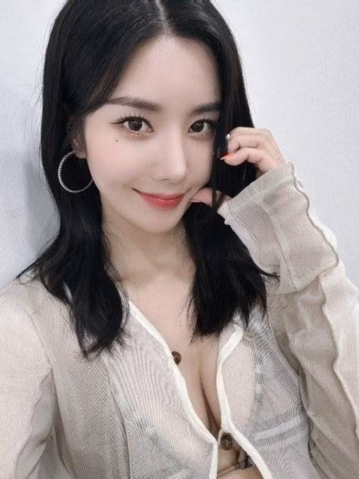 Trước giờ biểu diễn, Eun Bi đã khiến người hâm mộ phấn khích khi hé lộ tạo hình. Đúng như dự đoán, nữ thần tượng đã cho thấy hình ảnh gợi cảm trong bộ trang phục hoàn toàn phù hợp với tính chất của lễ hội.