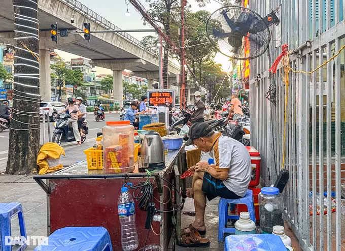 Người đàn ông bán trà đá ngay sát trạm biến áp trên đường Hồ Tùng Mậu (quận Nam Từ Liêm). Ông cho biết, bán hàng ở đây đã lâu và chưa bao giờ thấy trạm biến áp này xảy ra cháy, nổ hay chập điện nên cảm thấy an toàn. "Thi thoảng cũng có nhân viên điện lực tới nhắc nhở, cảnh báo nhưng tôi đành lờ đi vì mưu sinh. Số tiền mỗi tháng kiếm được cũng đủ chi tiêu", chủ quán trà đá chia sẻ.