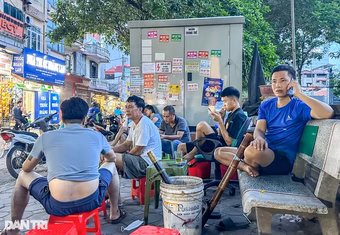 Anh Chu Đức Trung (24 tuổi, trú tại phố Dịch Vọng, quận Cầu Giấy) cho biết, những lần đầu ngồi cạnh trạm biến áp uống trà đá anh sợ bị điện giật, xảy ra cháy nổ. Sau nhiều lần, anh Trung cảm thấy quen dần và không còn sợ.