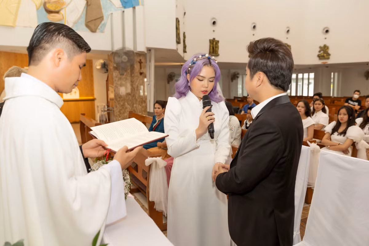 Hình ảnh hai ca sĩ cử hành nghi thức cưới tại nhà thờ. Bằng Cường cho biết thêm tiệc cưới chính diễn ra chiều 4/2 tại một nhà hàng ở TP.HCM với khoảng 700 khách mời. Bằng Cường sinh năm 1981, là cháu của nghệ sĩ saxophone Trần Mạnh Tuấn. Anh lập nghiệp từ năm 2006 và theo đuổi dòng nhạc ballad lãng mạn. Nam ca sĩ được khán giả chú ý qua những ca khúc như Yêu cô bạn thân, Thần thoại, tình yêu đẹp, Tôn thờ một tình yêu, Ngày hạnh phúc…