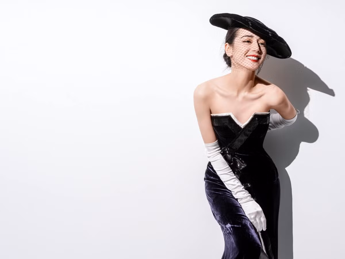 Diễn viên Địch Lệ Nhiệt Ba là một trong những cái tên được các nhà mốt, nhãn hàng săn đón tại Trung Quốc. Trong vài tuần ngắn ngủi của tháng 3, cô chạy show loạt sự kiện thương hiệu Dior, Valentino, LUX, Clarins... Mặt khác, nữ diễn viên thường xuyên góp mặt trên các tạp chí thời trang đình đám của Trung Quốc. Ảnh: Weibo.