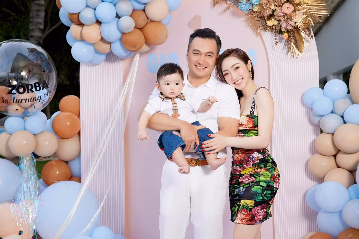 Gia đình Chi Bảo hạnh phúc trong ngày thôi nôi con trai.