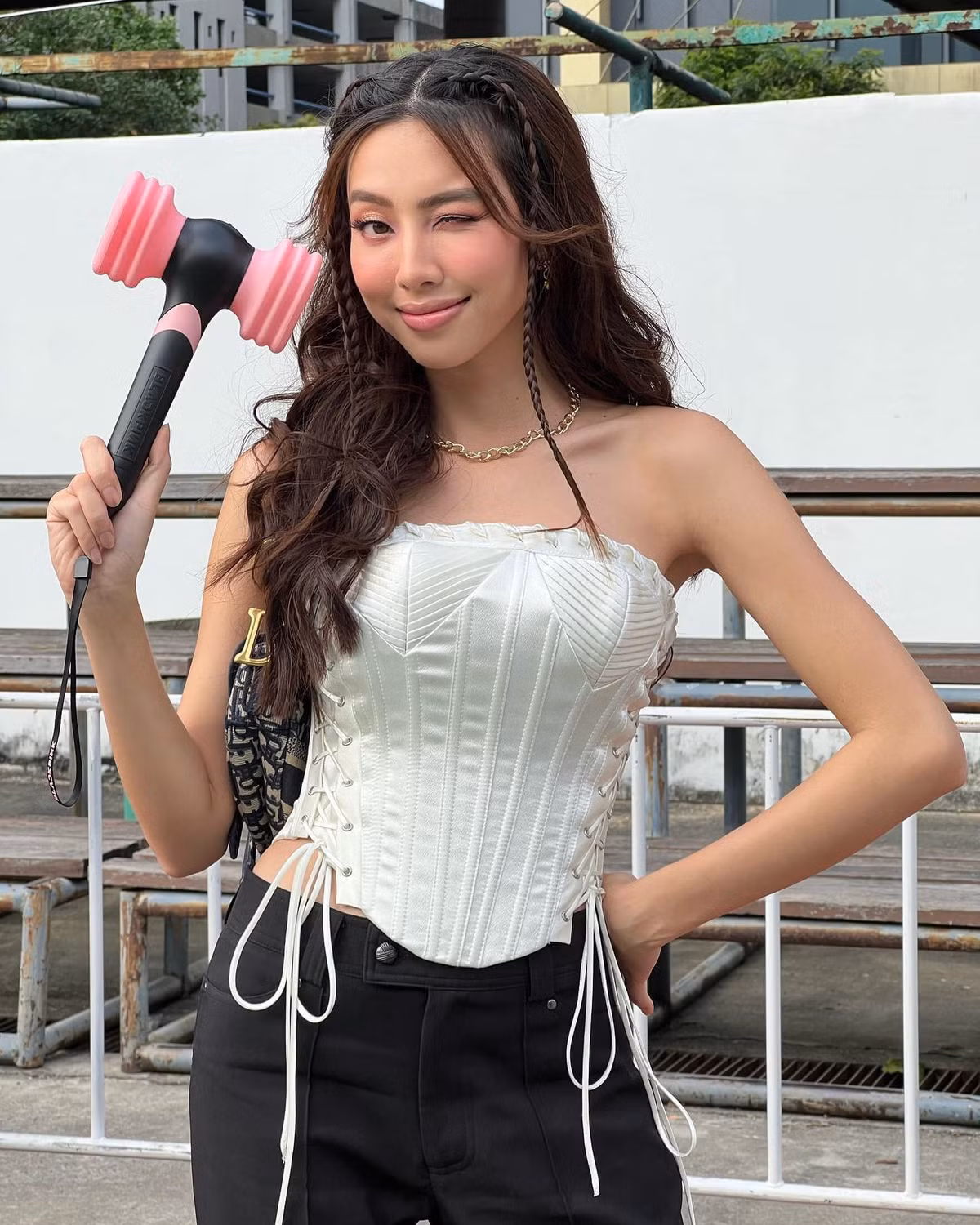 Hoa hậu Thuỳ Tiên qua Thái Lan tham dự show nhạc của nhóm BlackPink.