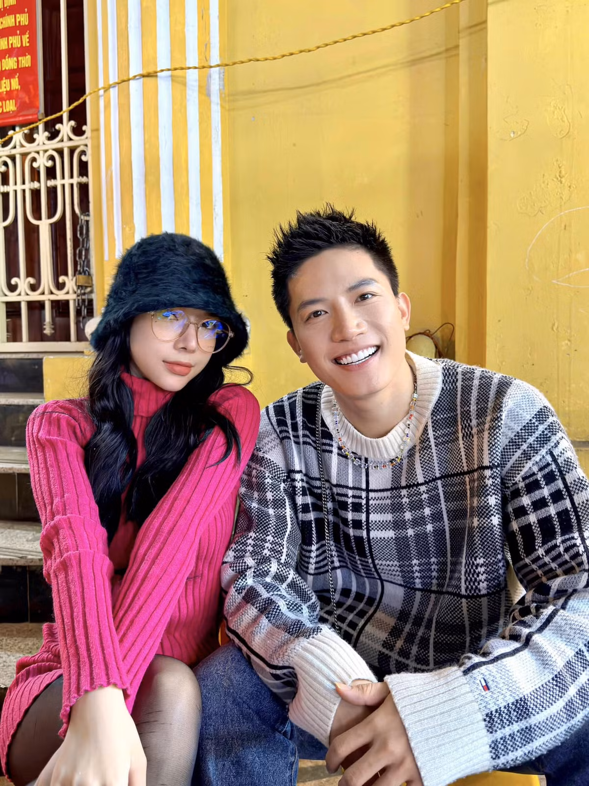 Anh Tú tình tứ bên Ly Ly.