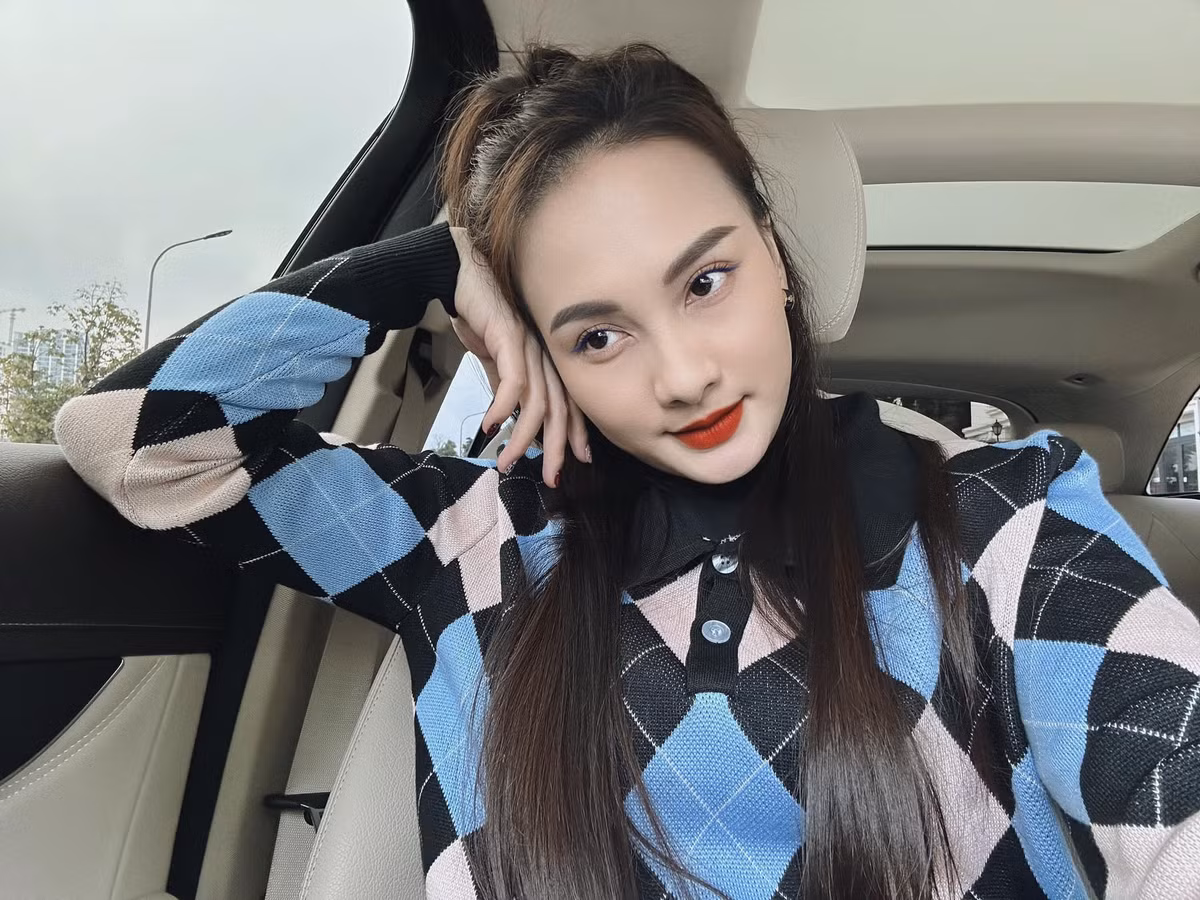 Diễn viên Bảo Thanh đăng tải hình ảnh với nội dung: “Cô đơn trên ghế da”.