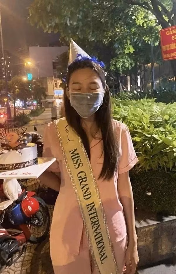 Một lần khác, Thùy Tiên cũng đã diện bộ đồ màu hồng đáng yêu để xuống đường đón sinh nhật bất ngờ cùng fan. Hình ảnh nàng hậu mặt mộc, mặc bộ đồ ngủ đeo dải sash do fan tự làm đã mang lại một Thùy Tiên gần gũi, dễ thương khác hẳn với Thùy Tiên kiêu sa trong các sự kiện.