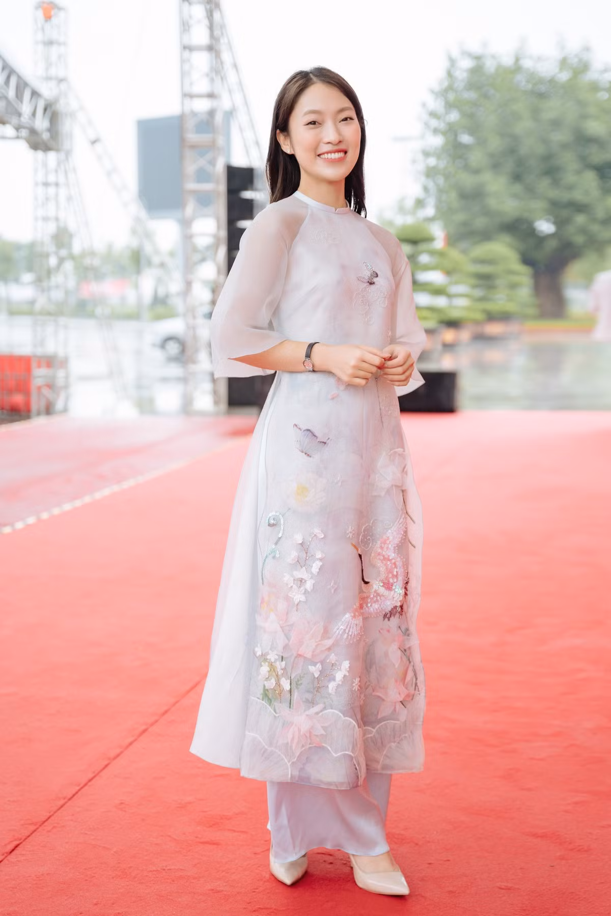 Huong Giang khang dinh doc than, Thao Van vui ve ben Cong Ly-Hinh-3