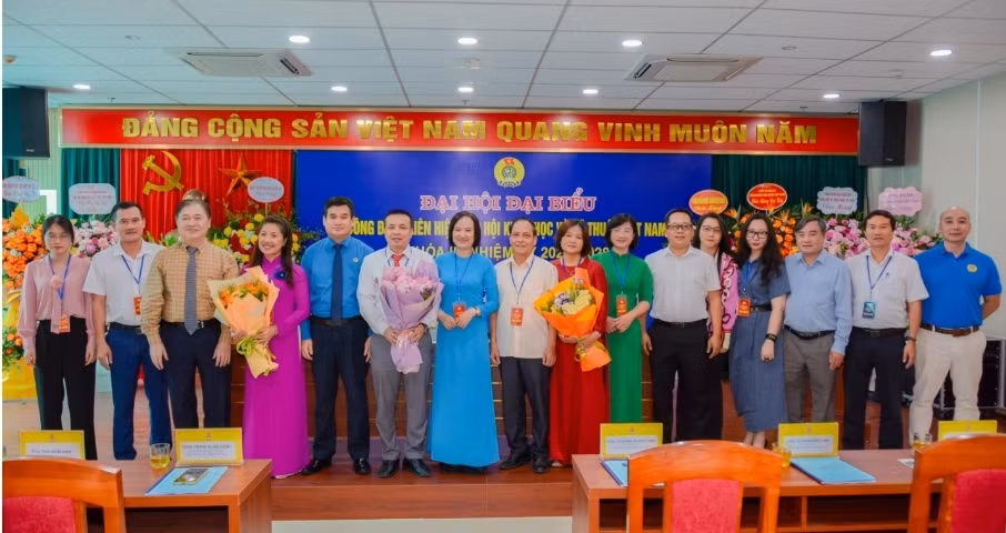 Dai hoi dai bieu Cong doan Lien hiep cac Hoi Viet Nam khoa III-Hinh-10