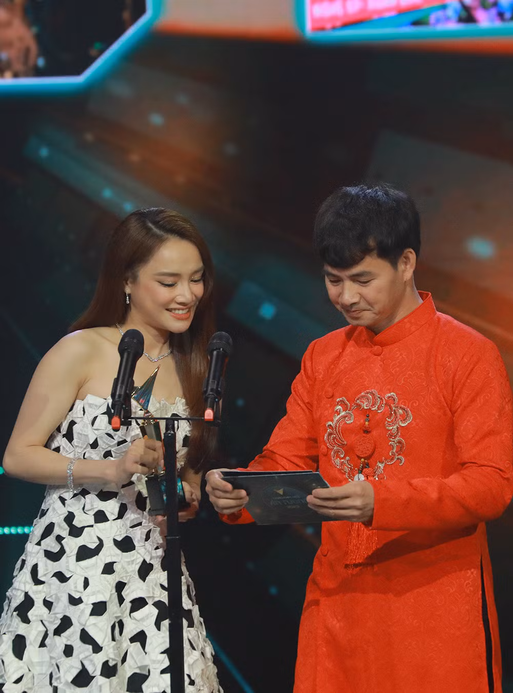 Cặp đôi Nhã Phương - Xuân Bắc là khách mời trao giải cho hạng mục 'Chương trình giải trí ấn tượng' cũng khiến cho bầu không khí tại lễ trao giải trở nên vui nhộn, ấn tượng.