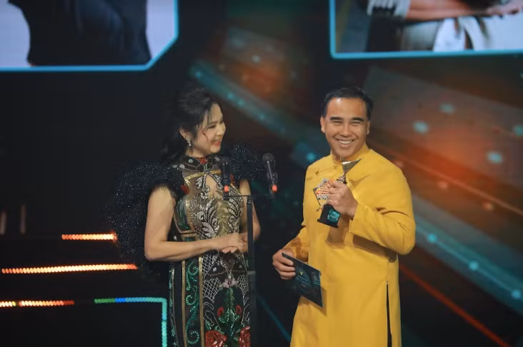Ca sĩ Tóc Tiên, NSND Thu Hà, MC Quyền Linh là khách mời trao giải VTV Awards.