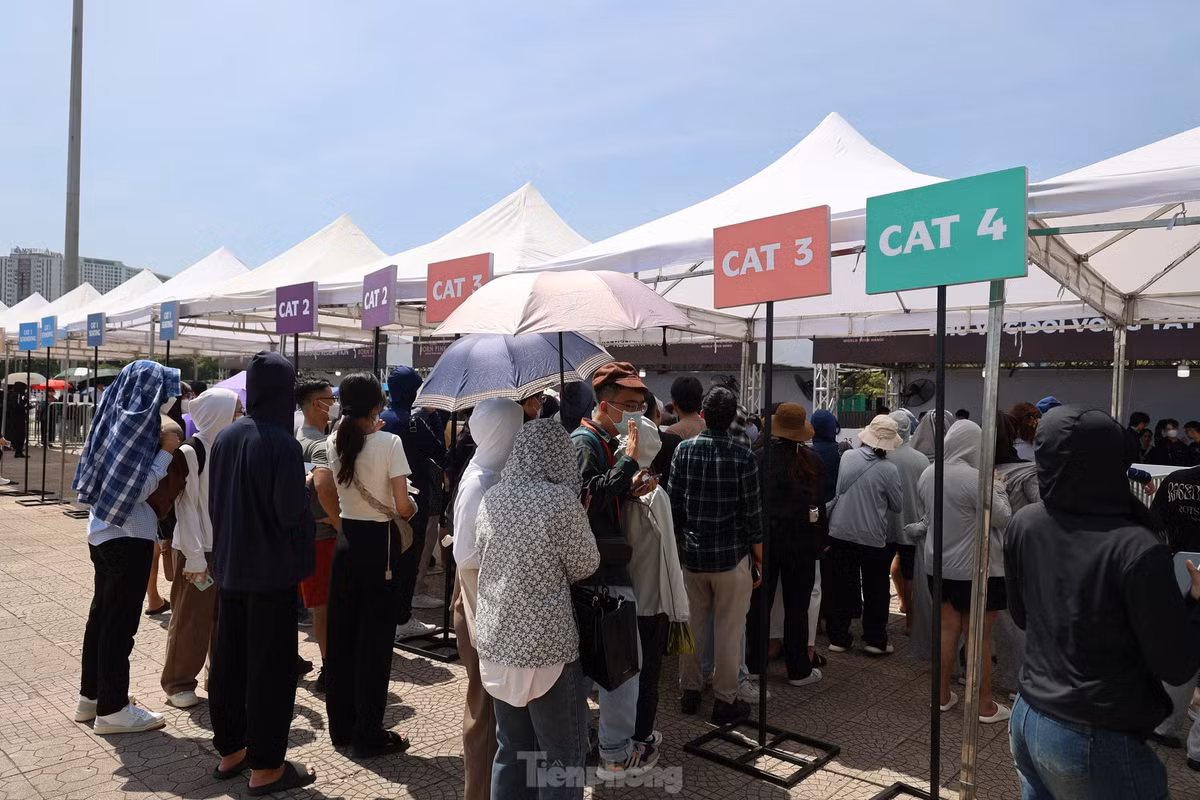 Sáng 26/7, nhiều khán giả đội nắng đến sân vận động Quốc gia Mỹ Đình, Hà Nội đổi vé điện tử thành vòng tay. Đây là yêu cầu mới được ban tổ chức concert BlackPink tại Việt Nam thông báo. Ảnh: Như Ý.