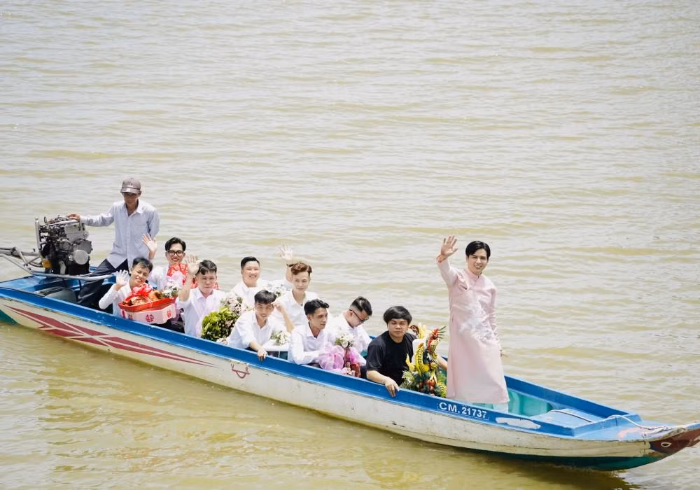 Do nhà gái cách một con sông lớn nên họ nhà trai phải ngồi ghe sang sông. Đoàn di chuyển hơn 1 giờ để kịp đến nơi đúng giờ đẹp. Hồ Quang Hiếu nói anh thức trắng đêm vì hồi hộp.