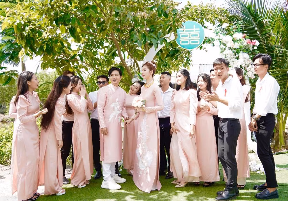 Cặp đôi hạnh phúc bên dàn phù dâu và phù rể. Hồ Quang Hiếu cho biết từng được vợ đưa về Cà Mau chơi và ăn uống cùng gia đình, bạn bè. Anh thấy hòa đồng, hợp tính nên không thấy bỡ ngỡ khi về làm rể miệt vườn.