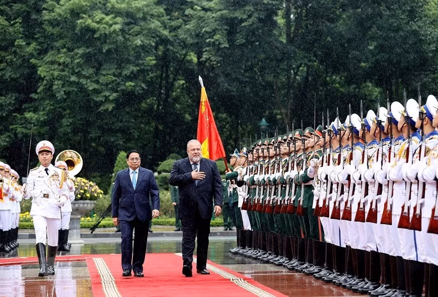 Thủ tướng Phạm Minh Chính và Thủ tướng nước Cộng hòa Cuba Manuel Marrero Cruz duyệt Đội danh dự Quân đội Nhân dân Việt Nam trong chuyến thăm chính thức Việt Nam (29/9/2022). (Ảnh: Dương Giang/TTXVN).