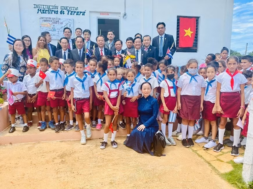 Đoàn công tác Đảng, chính quyền và doanh nghiệp tỉnh Bình Dương thăm trường tiểu học Mártires de Tarará (Những liệt sĩ vùng Tarará) và làng Bến Tre trong chuyến thăm và làm việc tại Cuba. (Ảnh: Mai Phương/TTXVN).