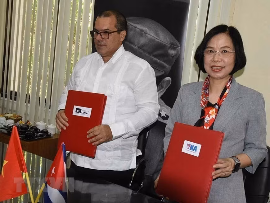 Nhân chuyến thăm chính thức Cuba của Chủ tịch Quốc hội Vương Đình Huệ, Tổng Giám đốc Thông tấn xã Việt Nam Vũ Việt Trang và Chủ tịch Hãng thông tấn Prensa Latina Luis Enrique González Acosta tiến hành hội đàm và ký thỏa thuận hợp tác mới nhằm củng cố mối quan hệ truyền thống giữa hai cơ quan (19/4/2023). (Ảnh: Mai Phương/TTXVN).