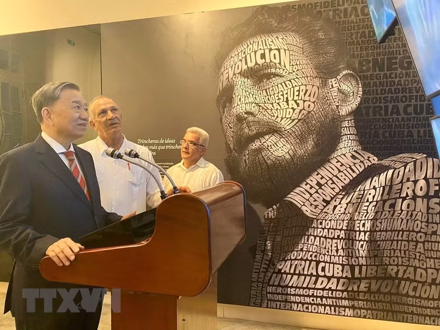 Bộ trưởng Công an Tô Lâm thăm Trung tâm Fidel Castro ở Thủ đô La Habana trong chuyến thăm chính thức Cuba. (Ảnh: Mai Phương/TTXVN).