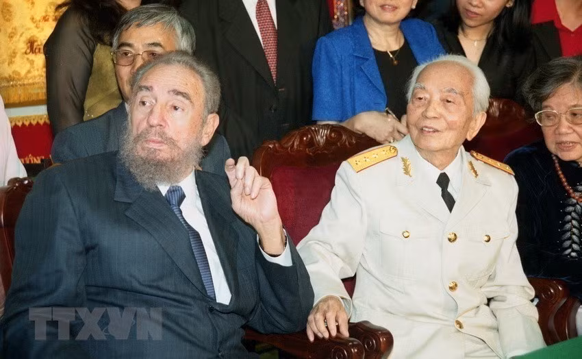 Ngày 22/2/2009, ông Fidel Castro, Bí thư thứ nhất BCH Trung ương Đảng Cộng sản Cuba, Chủ tịch HĐNN và Chính phủ Cuba hội kiến Đại tướng Võ Nguyên Giáp tại tư dinh của Đại tướng, nhân chuyến thăm hữu nghị chính thức Việt Nam. (Ảnh: Nhan Sáng/TTXVN).