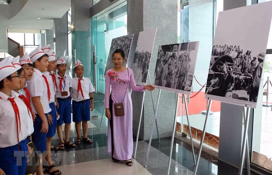 Học sinh Quảng Trị tham quan trưng bày triển lãm ảnh nhân kỷ niệm 45 năm lãnh tụ Cuba Fidel Castro thăm vùng giải phóng miền Nam Việt Nam. (Ảnh: Thanh Tùng/TTXVN).