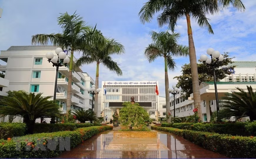 Bệnh viện Việt Nam-Cuba Đồng Hới (Quảng Bình) - biểu tượng của tình hữu nghị sắt son Việt Nam-Cuba, một trong năm công trình kinh tế-xã hội hiện đại được Cuba tặng Việt Nam năm 1973, sau chuyến thăm của Lãnh tụ Cuba Fidel Castro. (Ảnh: Mạnh Thành/TTXVN).