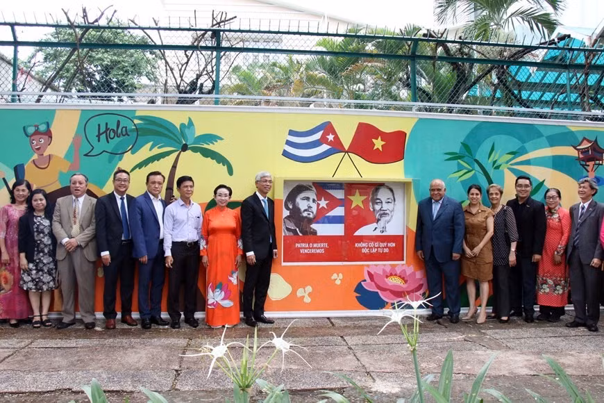 Lễ khánh thành công trình tranh vẽ cổ động về tình hữu nghị nhân dân Việt Nam – Cuba. Bức tranh được vẽ dọc bờ tường phía trước của Tổng Lãnh sự quán Cuba tại Thành phố Hồ Chí Minh (18/5/2022). (Ảnh: Tiến Lực/TTXVN).