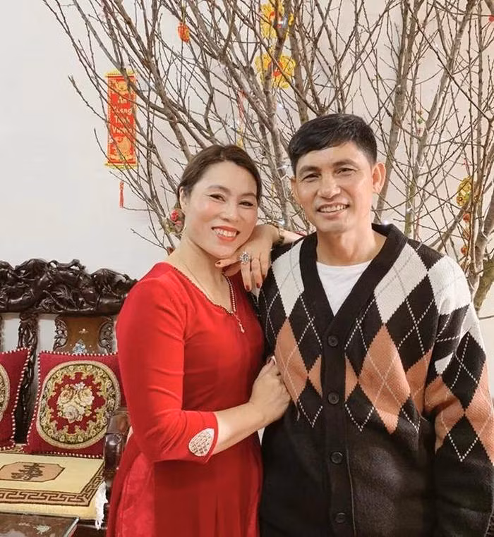 Trong những khoảnh khắc gia đình, bố mẹ Sơn Tùng được nhận xét trẻ trung và không khó để nhận ra, cả Sơn Tùng và MONO đều có những nét rất giống cả bố lẫn mẹ. Đặc biệt là mẹ của Sơn Tùng, dù đã ở độ tuổi trung niên nhưng từ diện mạo đến phong cách ăn mặc vẫn rất trẻ trung và sành điệu.