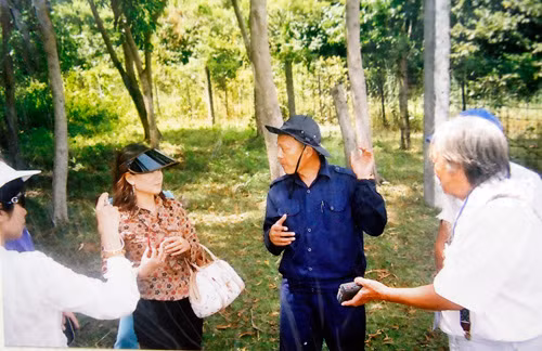 Nhà ngoại cảm Phan Thị Bích Hằng cùng ông Nguyễn Văn Cao (áo xanh), Đội phó Đội K92 đang bàn bạc trước khi tìm kiếm hài cốt liệt sĩ.