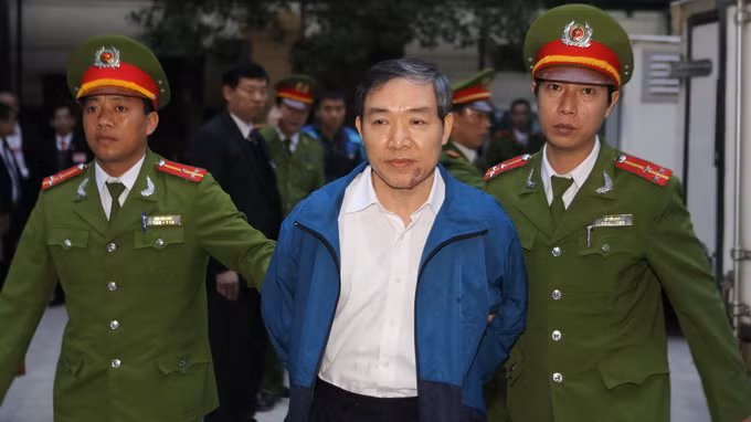Bị cáo Dương Chí Dũng được dẫn giải vào tòa.
