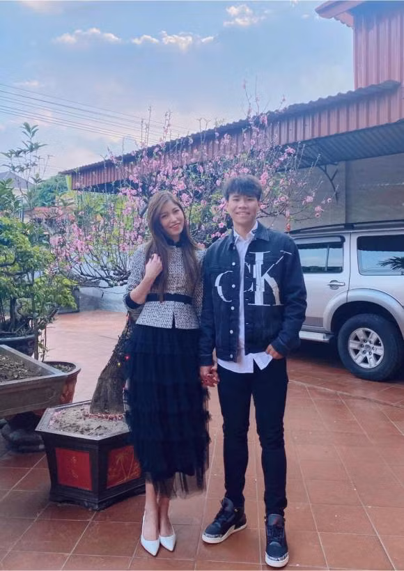 Cau thu Nguyen Van Dung va vo rich kid bat ngo cong khai-Hinh-8